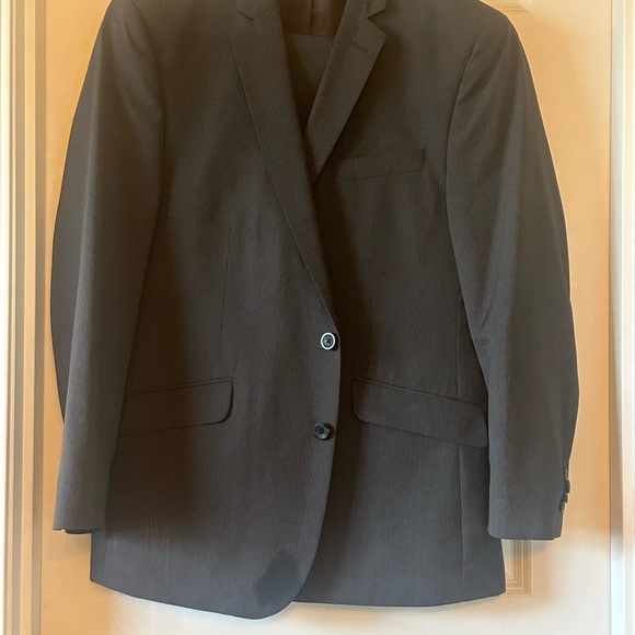 Kenneth Cole Reaction Charcoal Pin Stripe Men's Suit 42S 35W jacket and pants